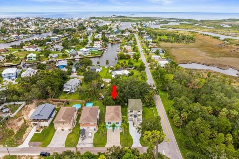 House in Hernando Beach, Florida 3 bedrooms, 156.08 sq.m. № 1903473 - photo 2