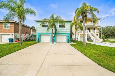 House in Hernando Beach, Florida 3 bedrooms, 156.08 sq.m. № 1903473 - photo 9