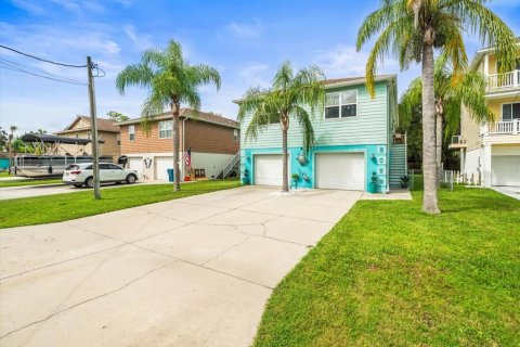 House in Hernando Beach, Florida 3 bedrooms, 156.08 sq.m. № 1903473 - photo 10