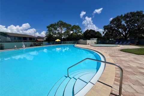 Townhouse in Saint Petersburg, Florida 2 bedrooms, 91.97 sq.m. № 1341929 - photo 24