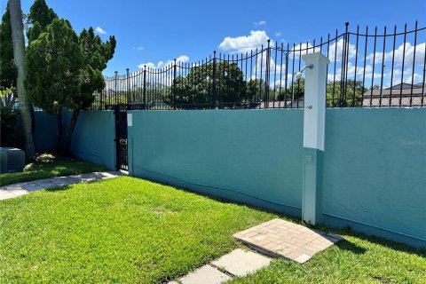 Townhouse in Saint Petersburg, Florida 2 bedrooms, 91.97 sq.m. № 1341929 - photo 27