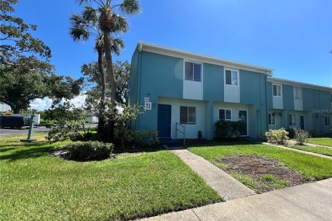 Townhouse in Saint Petersburg, Florida 2 bedrooms, 91.97 sq.m. № 1341929 - photo 1