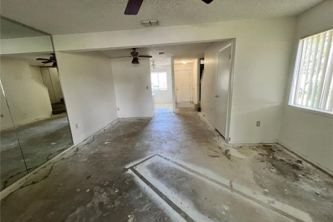 Townhouse in Saint Petersburg, Florida 2 bedrooms, 91.97 sq.m. № 1341929 - photo 7