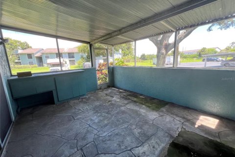Townhouse in Saint Petersburg, Florida 2 bedrooms, 91.97 sq.m. № 1341929 - photo 8