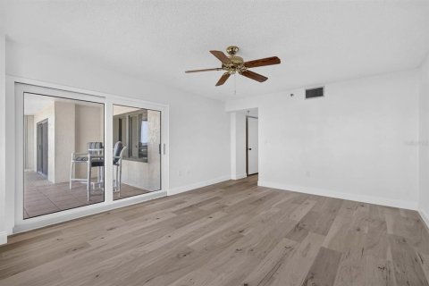 Condo in Ormond Beach, Florida, 2 bedrooms  № 2381357 - photo 17