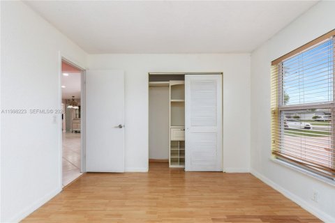 House in Pembroke Pines, Florida 3 bedrooms, 143.35 sq.m. № 2069150 - photo 24