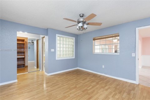 House in Pembroke Pines, Florida 3 bedrooms, 143.35 sq.m. № 2069150 - photo 17