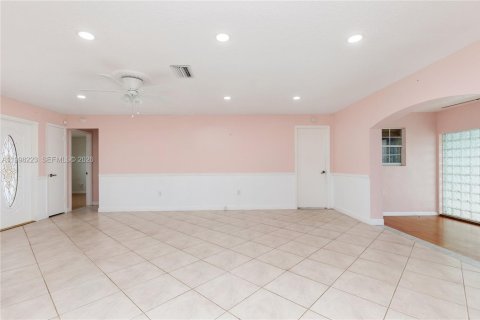 House in Pembroke Pines, Florida 3 bedrooms, 143.35 sq.m. № 2069150 - photo 7