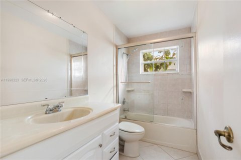 House in Pembroke Pines, Florida 3 bedrooms, 143.35 sq.m. № 2069150 - photo 25