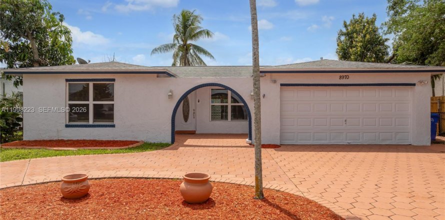House in Pembroke Pines, Florida 3 bedrooms, 143.35 sq.m. № 2069150
