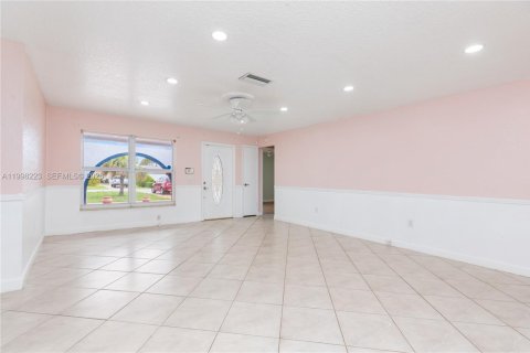 House in Pembroke Pines, Florida 3 bedrooms, 143.35 sq.m. № 2069150 - photo 11
