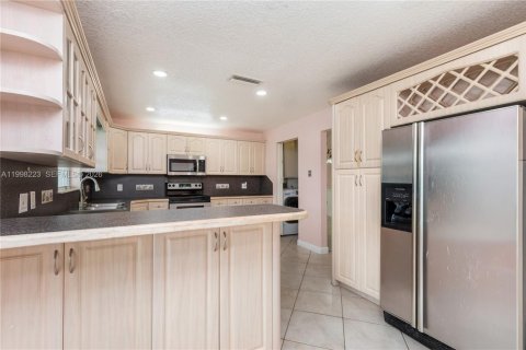 House in Pembroke Pines, Florida 3 bedrooms, 143.35 sq.m. № 2069150 - photo 30