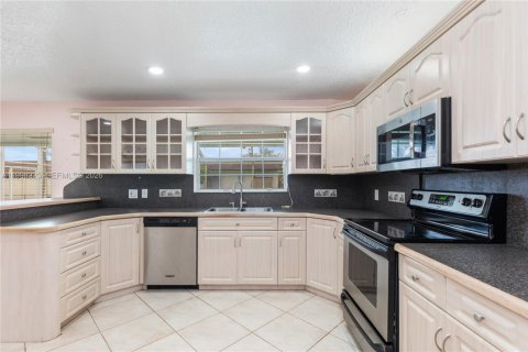 House in Pembroke Pines, Florida 3 bedrooms, 143.35 sq.m. № 2069150 - photo 4
