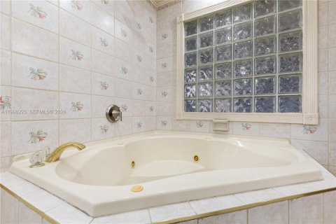 House in Pembroke Pines, Florida 3 bedrooms, 143.35 sq.m. № 2069150 - photo 18