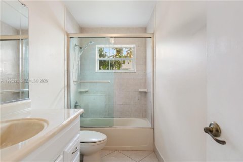 House in Pembroke Pines, Florida 3 bedrooms, 143.35 sq.m. № 2069150 - photo 26