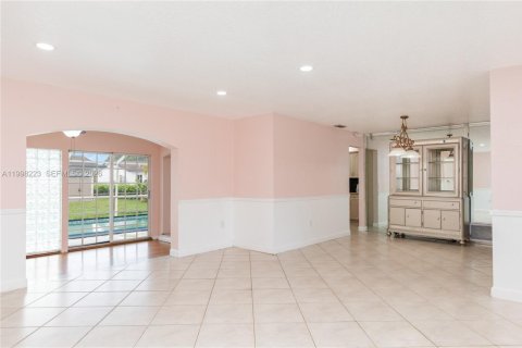 House in Pembroke Pines, Florida 3 bedrooms, 143.35 sq.m. № 2069150 - photo 2