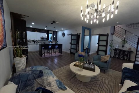 Townhouse in Doral, Florida 3 bedrooms, 196.58 sq.m. № 1951820 - photo 3
