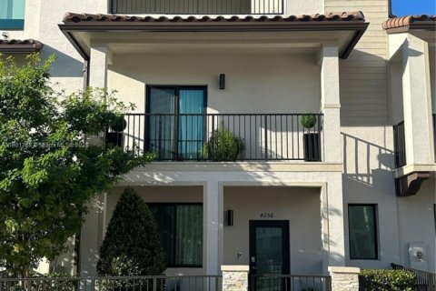 Townhouse in Doral, Florida 3 bedrooms, 196.58 sq.m. № 1951820 - photo 1