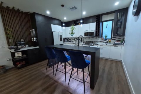 Townhouse in Doral, Florida 3 bedrooms, 196.58 sq.m. № 1951820 - photo 4