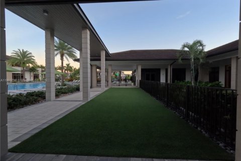 Townhouse in Doral, Florida 3 bedrooms, 196.58 sq.m. № 1951820 - photo 25
