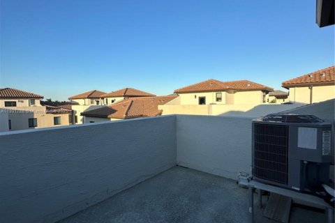 Townhouse in Doral, Florida 3 bedrooms, 196.58 sq.m. № 1951820 - photo 19