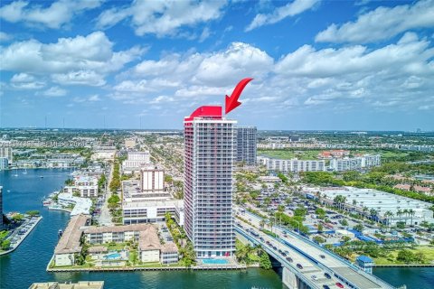 Copropriété à vendre à Hallandale Beach, Floride: 2 chambres, 96.34 m2 № 2042242 - photo 2