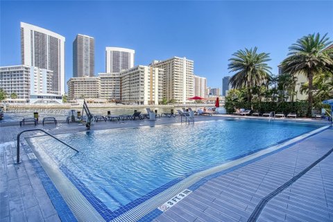 Copropriété à vendre à Hallandale Beach, Floride: 2 chambres, 96.34 m2 № 2042242 - photo 6