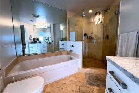 Condo in Miami, Florida, 2 bedrooms  № 1933525 - photo 19