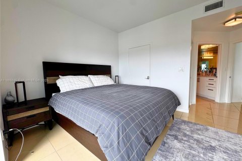 Condo in Miami, Florida, 2 bedrooms  № 1933525 - photo 13
