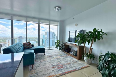Condo in Miami, Florida, 2 bedrooms  № 1933525 - photo 1