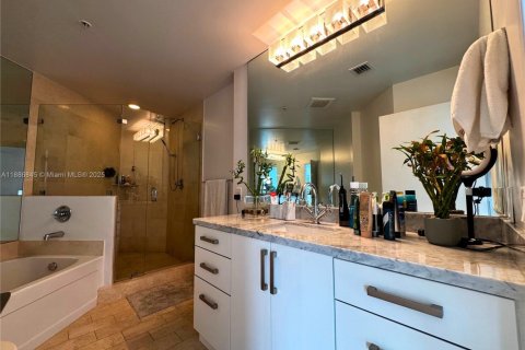 Condo in Miami, Florida, 2 bedrooms  № 1933525 - photo 18
