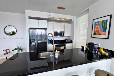 Condo in Miami, Florida, 2 bedrooms  № 1933525 - photo 7