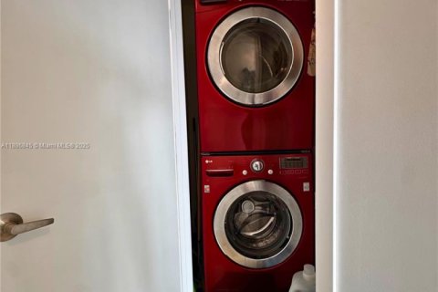 Condo in Miami, Florida, 2 bedrooms  № 1933525 - photo 20