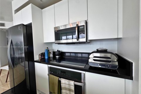 Condo in Miami, Florida, 2 bedrooms  № 1933525 - photo 9