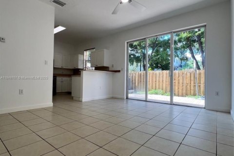 Adosado en venta en Miami, Florida, 3 dormitorios, 155.15 m2 № 1936661 - foto 10