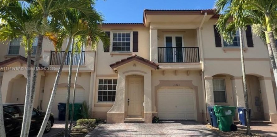Adosado en Miami, Florida 3 dormitorios, 155.15 m2 № 1936661