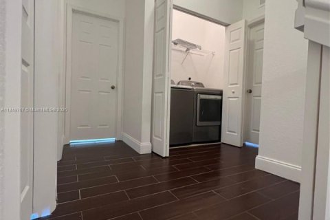 Adosado en venta en Miami, Florida, 3 dormitorios, 155.15 m2 № 1936661 - foto 14