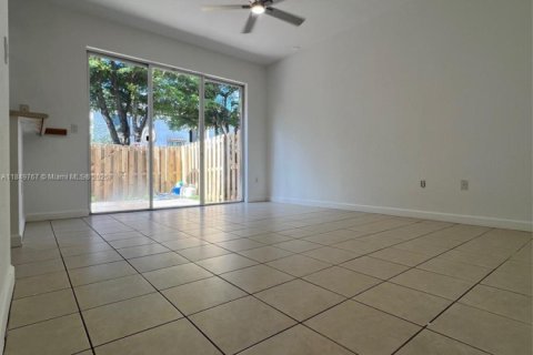 Adosado en venta en Miami, Florida, 3 dormitorios, 155.15 m2 № 1936661 - foto 9