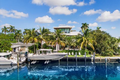 Villa ou maison à vendre à Fort Lauderdale, Floride: 4 chambres, 403.29 m2 № 1943861 - photo 1