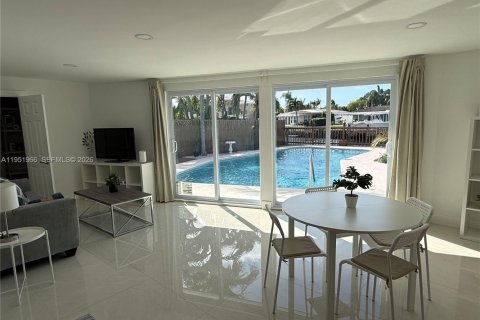 Villa ou maison à vendre à Pompano Beach, Floride: 3 chambres, 183.2 m2 № 2032003 - photo 16