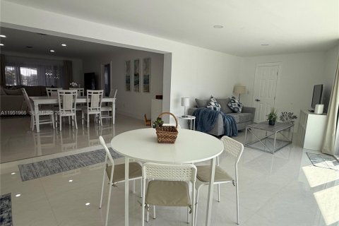 Villa ou maison à vendre à Pompano Beach, Floride: 3 chambres, 183.2 m2 № 2032003 - photo 20