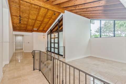 House in Palmetto Bay, Florida 5 bedrooms, 340.21 sq.m. № 2000506 - photo 5