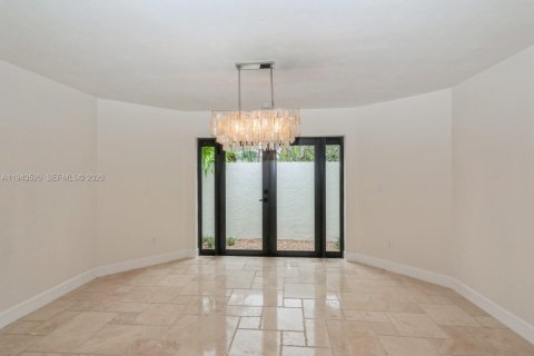 House in Palmetto Bay, Florida 5 bedrooms, 340.21 sq.m. № 2000506 - photo 13