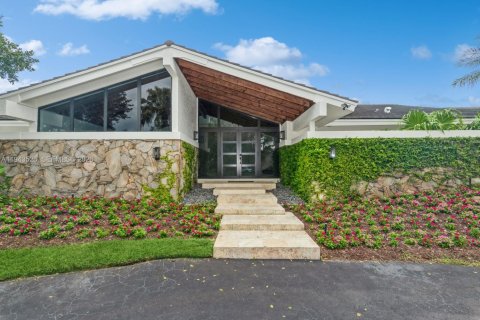 House in Palmetto Bay, Florida 5 bedrooms, 340.21 sq.m. № 2000506 - photo 3