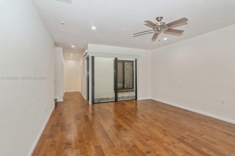 House in Palmetto Bay, Florida 5 bedrooms, 340.21 sq.m. № 2000506 - photo 15