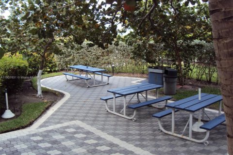 Condo in Surfside, Florida, 2 bedrooms № 1964935 - photo 23