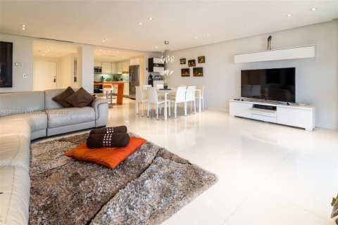 Condo in Surfside, Florida, 2 bedrooms № 1964935 - photo 6