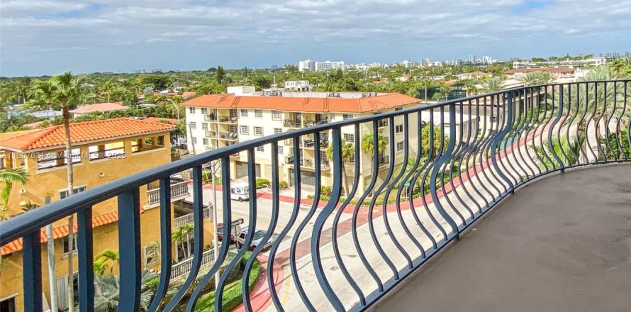 Condo in Surfside, Florida, 2 bedrooms № 1964935