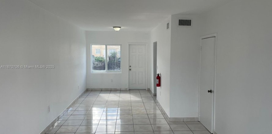 Townhouse in Miami, Florida 4 bedrooms, 154.22 sq.m. № 1895538