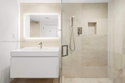 Condo in Miami Beach, Florida, 2 bedrooms  № 1980104 - photo 17